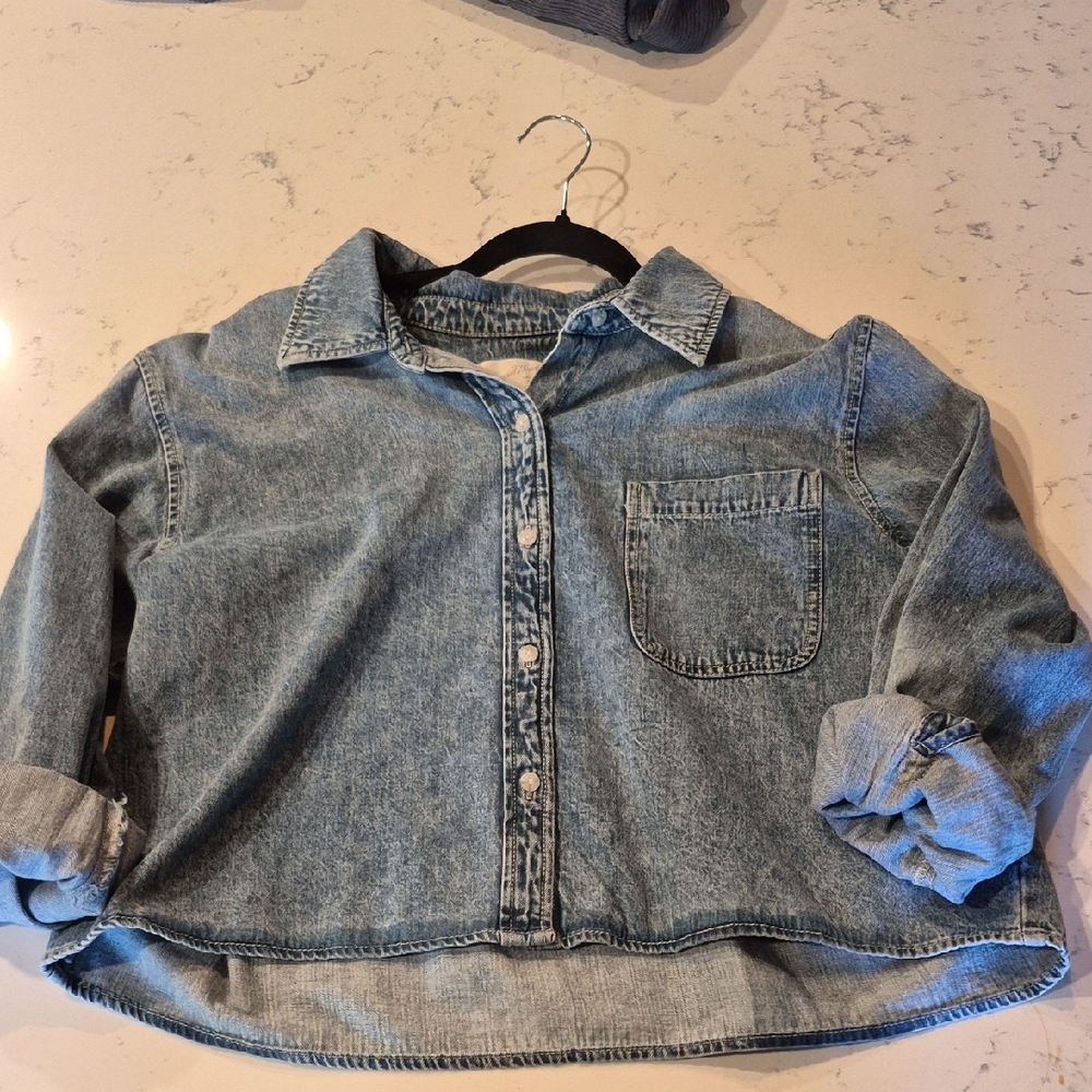 Universal Thread Faded Denim Cropped Button-Front Shirt